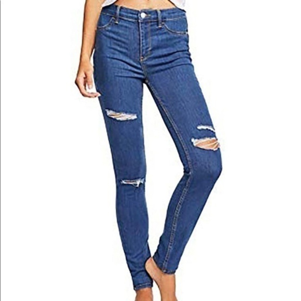 𝅺Free People 70's blue distressed jeans